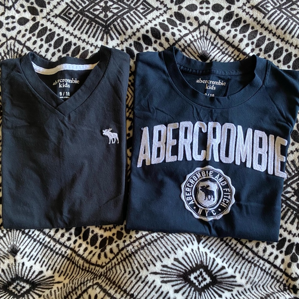 2 pieces Abercrombie kids black and navy blue t-shirt used in good condition.
